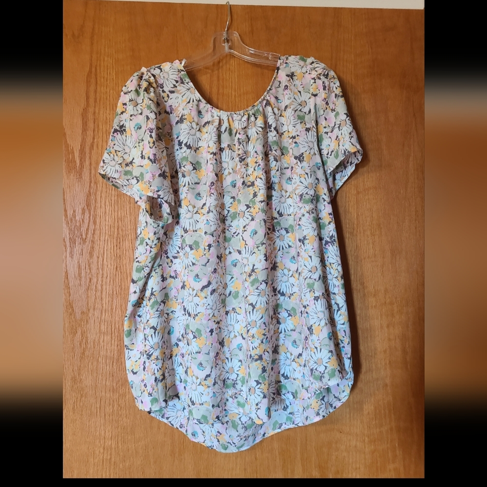 Lauren Conrad short sleeve floral top